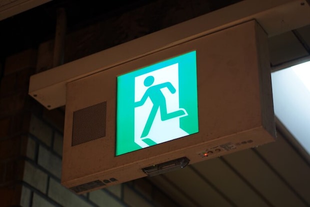 避難口誘導灯（筆者撮影）