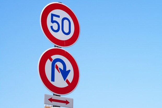 赤が使われている標識の例（筆者撮影）