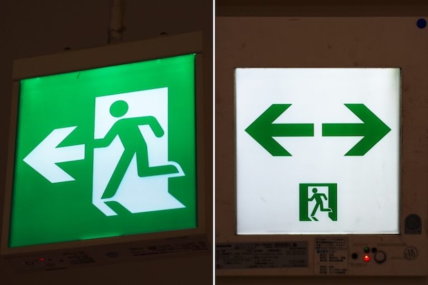 避難口誘導灯と通路誘導灯（筆者撮影）