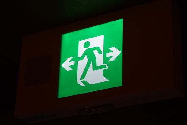避難口誘導灯（筆者撮影）