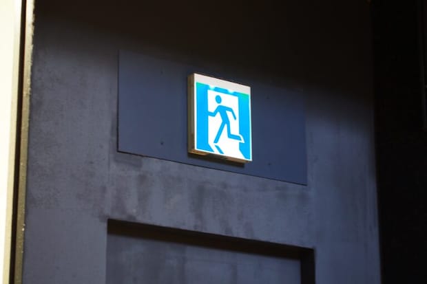 避難口誘導灯（筆者撮影）