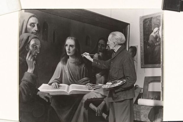 1024px-Han_van_Meegeren,_werkend_aan_'Christus_temidden_van_de_schriftgeleerden',_om_te_bewijzen_dat_hij_de_Emmaüsgangers_van,_RP-F-2005-10