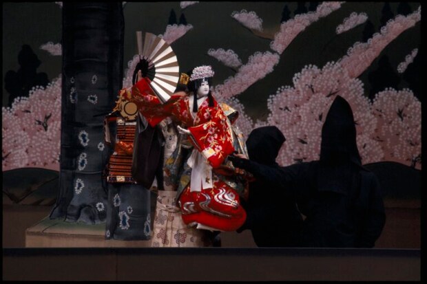 文楽「義経千本桜（よしつねせんぼんざくら）」の舞台より「静御前（しずかごぜん）」 提供：人形浄瑠璃文楽座
