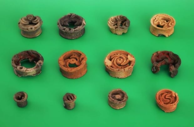 「透かし彫り土製耳飾り」