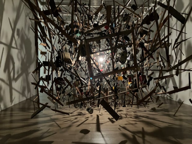 コーネリア・パーカー 《コールド・ダーク・マター：爆発の分解イメージ》 1991年 Photo: ⓒ Tate ⓒ Cornelia Parker. Courtesy Frith Street Gallery
