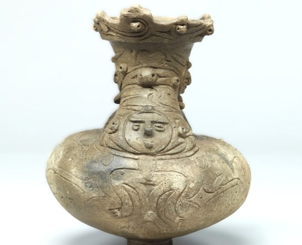 ④人形装飾付異形注口土器　出典：ColBase