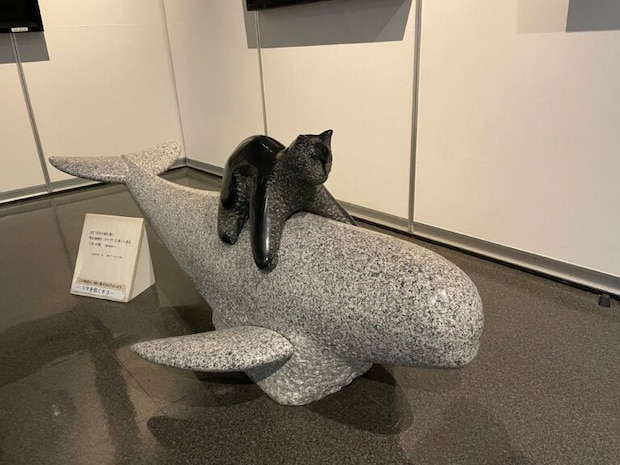 猫浜物語に登場するスナメリと猫のこまの銅像