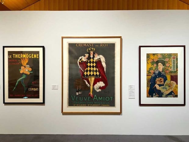 中央：『VEUVE AMIOT（ヴーヴ・アミヨ）』　レオネット・カッピエロ 画　デヴァンベ印刷所 印刷　1922年　右：『三越呉服店 此美人』　橋口五葉 画　三間印刷所 印刷　1911年　いずれも印刷博物館蔵