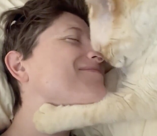 猫「ねぇねぇ飼い主こっち向いて〜」からのスリスリ!