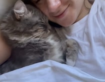 腕枕してもらいながら眠る猫さん、赤ちゃんにしか見えない♡