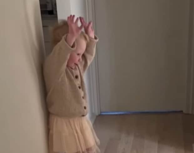 「さぁ、こっちにおいでー！」女の子が子猫を呼んでみたら…