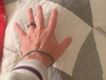 触るたびに「ムニャ」ベッドの中から怪しい音？ 毛布をめくると可愛い猫さんがまったり中でした