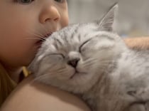 幸せの音だね♡ 子猫のゴロゴロ音を聞いて嬉しそうな赤ちゃん