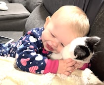 猫が好きすぎる赤ちゃん。「猫吸い」も自然と覚えちゃった！