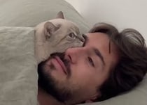 愛猫と添い寝できて幸せ♡ …でもそこで寝るの!?