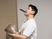「一体何をしているの？」スマホをくわえた飼い主さん。愛猫の撮影はこんなに大変！