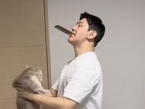 「一体何をしているの？」スマホをくわえた飼い主さん。愛猫の撮影はこんなに大変！