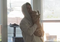 抱っこされて遊ぶのが日課になっている猫、成長しても変わらない姿にほっこり♡