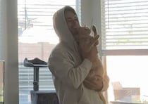 抱っこされて遊ぶのが日課になっている猫、成長しても変わらない姿にほっこり♡