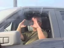 通りすがりの人が思わず撮影！ クリスマス仕様のゴールデンレトリバーが可愛い