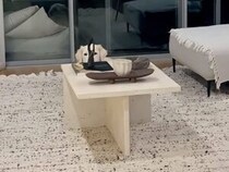 誰もいないと思ったリビング、テーブルの陰から熱い視線。もしかして、隠れているつもり？