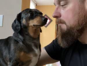 「きゃー♡」愛犬にキスをしたら、可愛いリアクションが返ってきた!
