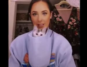 うむ！なかなか良い入り心地♡ パーカーのフードを使って子猫を…