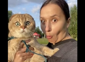 飼い主さんの顔真似？ 変顔で猫さんとツーショット！