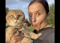 飼い主さんの顔真似？ 変顔で猫さんとツーショット！