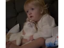 親友で家族で大切な存在♡ テレビを見る時もネコを抱っこしたまま離さない赤ちゃん。