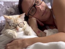 そっくりだね♡ 飼い主さんと同じメガネっこ猫さん