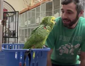 おしゃべり、上手すぎ！ 元気よく挨拶してくれるオウムさんに、男性もにっこり♡
