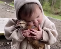 子どもの行動にほっこり♪ 鳥さんを抱きしめて離さない！