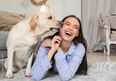 女性の顔を舐める犬