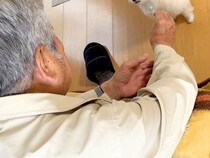 『アルツハイマーになったおじいちゃん』に会いに行った犬→忘れてしまったかと思ったら…衝撃的な『まさかの展開』に7万いいね「険しい顔ｗ」