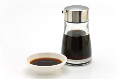 醤油、小皿とボトル