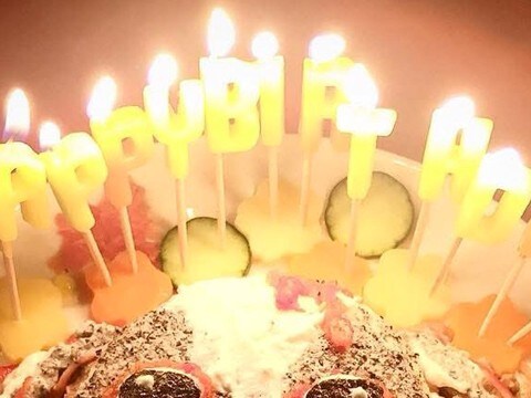 犬の誕生日を祝うため『手作りケーキを作ってみた』結果…一度見たら忘れられない『完成系』が26万回表示「狂気www」「愛は詰まってるw」