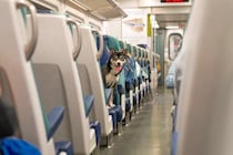 犬と一緒に『電車やタクシー』に乗るときのNG行動4つ　トラブルを避けるコツや守るべきマナーを解説