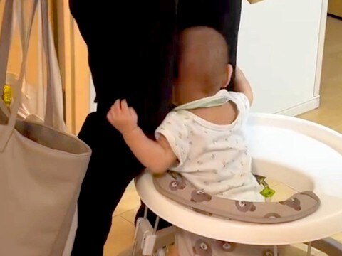 赤ちゃんと犬が『仕事を終えて帰ってきたパパ』に…愛されすぎている『全身を使った猛烈アピール』が83万再生「大好きなんだ」「幸せ過ぎる」