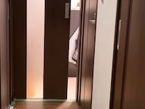 ドアを10センチだけ開けて外出→お留守番していた犬が…まさかの『自分流にカスタマイズする光景』に反響「幅ぴったりｗ」「国宝級にかわいい」