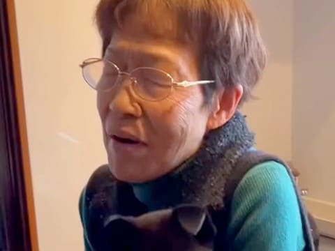 動物は大嫌い!と言っていた母と『犬を飼い始めた』結果…2週間後→嘘のような『まさかの光景』が24万再生「お母さん最高w」「爆笑」と反響