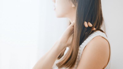 髪をとかす女性