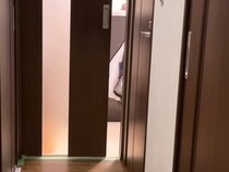 ドアを10センチだけ開けて外出→お留守番していた犬が…まさかの『自分流にカスタマイズする光景』に反響「幅ぴったりｗ」「国宝級にかわいい」