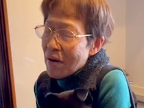 動物は大嫌い！と言っていた母と『犬を飼い始めた』結果…2週間後→嘘のような『まさかの光景』が24万再生「お母さん最高ｗ」「爆笑」と反響