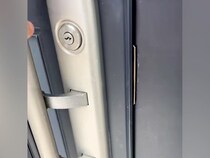 玄関から『3秒だけ』出てすぐに戻ったら、犬が…ドアを開けた瞬間の『尊すぎるおかえりなさい』が478万再生「これだから犬は…」「愛おしい」