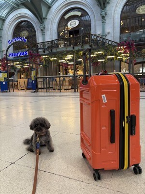 パリ・リヨン駅の老舗レストラン「ル・トラン・ブルー」の前で