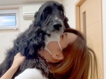 病院の綺麗な看護師さんに『恋をしている犬』…人間なら通報されている『診察中の行動』が210万再生「想像以上に抱きついてて草」「最高ｗ」