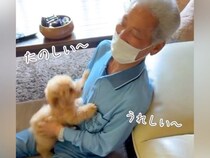 おじいちゃんおばあちゃんと犬が『初めて出会った』結果→お互い予想以上に喜んで…尊すぎる『家族愛にあふれた光景』に反響