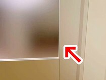 入院を終え帰宅したママ→犬がドアの前で待っているのが見えて…あまりにも愛おしい『再会の瞬間』に感動「ウルウルしちゃった」「頭グリグリ」