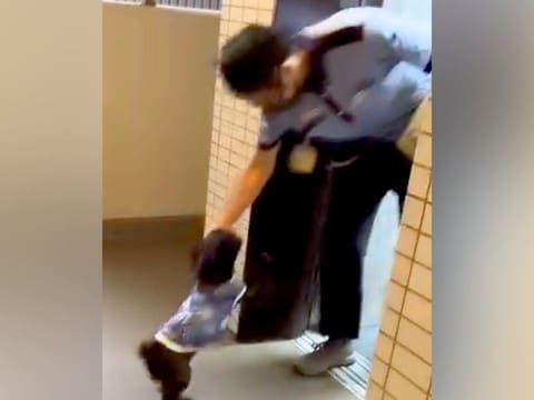 『郵便局の配達員』が家にきた結果→玄関を出た犬が…大好きが溢れて止まらない『素敵すぎる光景』が20万再生「可愛すぎ」「嬉しいね」と反響